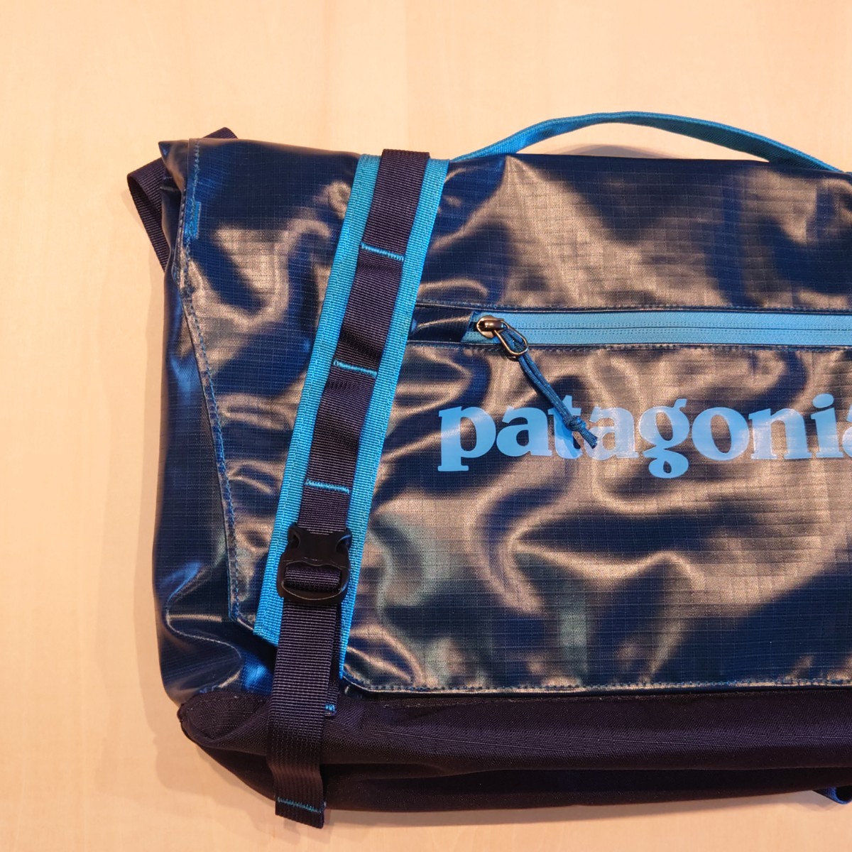 patagonia メッセンジャーバッグ BLACK HOLE MINI MESSENGER ブラックホールミニメッセンジャー 12l パタゴニア  2306