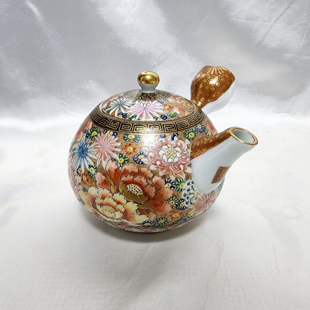 九谷焼 錦山造 金彩色絵草花図 茶器セット 金襴手 茶器 急須 湯呑5客