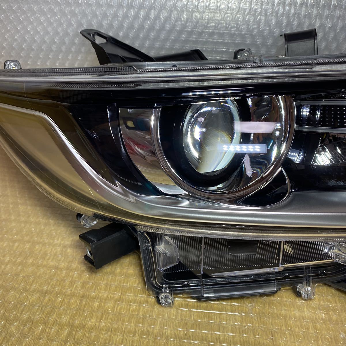 ☆ 美品 TOYOTA 純正 アリオン プレミオ ZRT260 後期 ヘッドライト 右