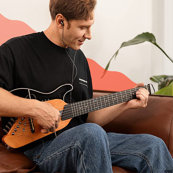 トラベルギター ヘッドレスギター イヤホン付きセット ミニエレキギター ポータブルギター 人間工学ネック 静粛性 初心者 チューナー付属