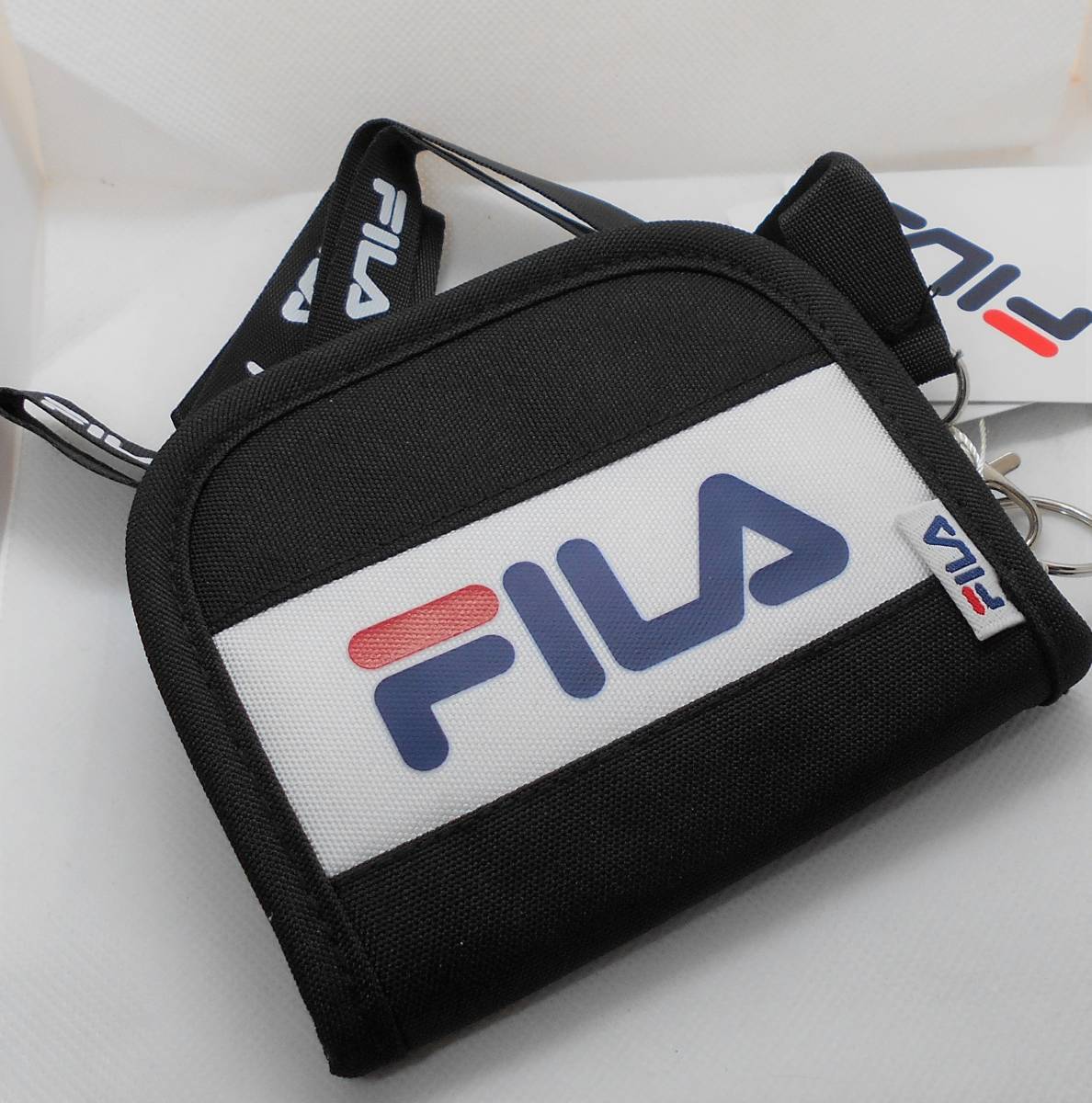 【新品】FILA　ラウンドウォレット　二つ折り財布　ブラック　ストラップ付　メンズ　レディース　キッズ