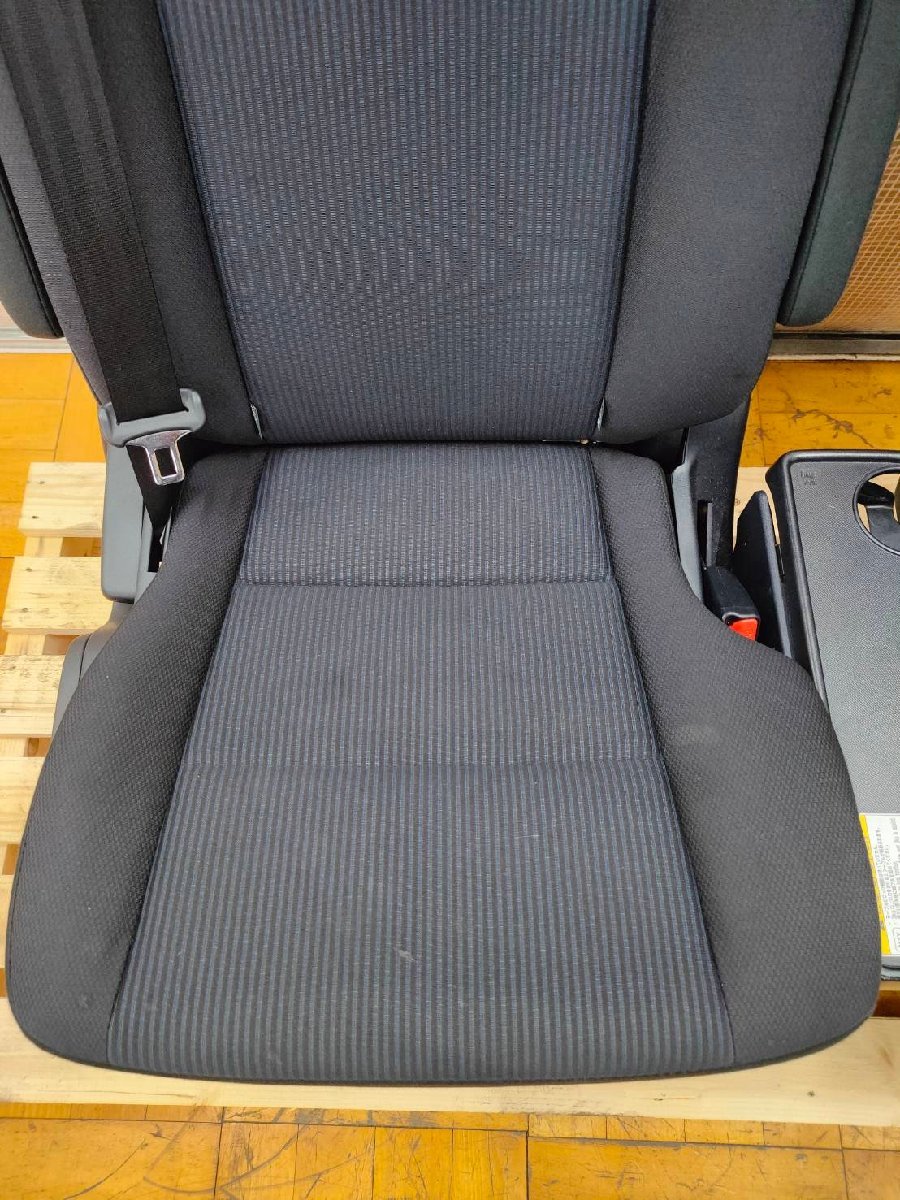 ZWR80 ノア　7人乗 モケット クロ × アオ セカンドシート 後部座席 左右セット トリムNo: FU20 　　2301428 2F6-2 友_キズや汚れがあります。