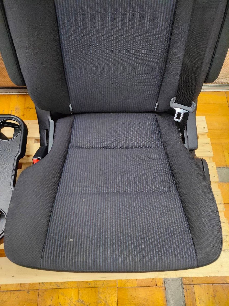 ZWR80 ノア　7人乗 モケット クロ × アオ セカンドシート 後部座席 左右セット トリムNo: FU20 　　2301428 2F6-2 友_汚れやシミ跡があります。