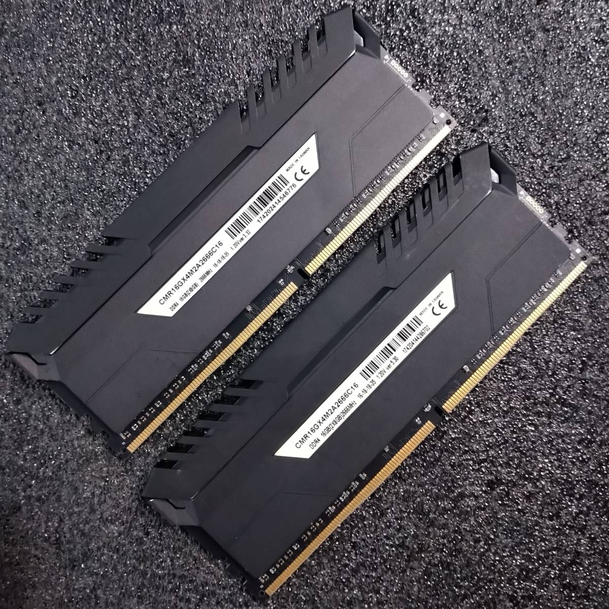 破格値下げ】 VENGEANCE Corsair 16GB(8GB2枚組) 【中古】DDR4メモリ