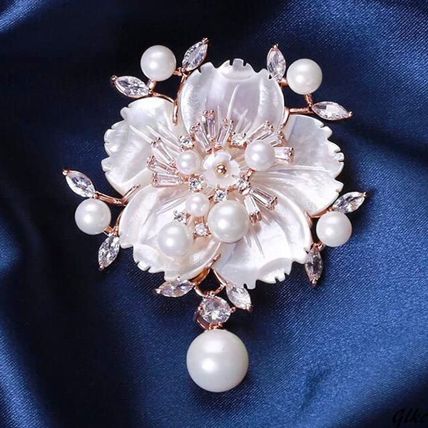 お手軽価格で贈りやすい ジュエリー ブローチ 真珠 桜 花 貝殻