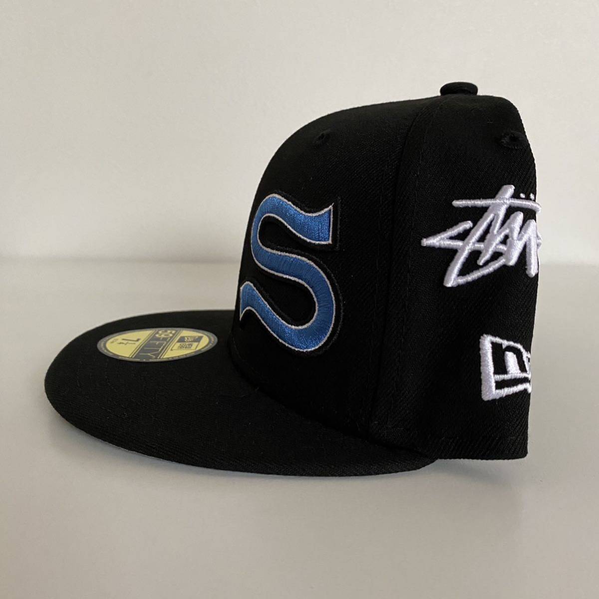 新品 レアサイズ Stussy New Era SS Logo Cap Black 7 1/4 57.7cm ニューエラ キャップ ステューシー  ツバ裏グレー 全面ロゴ 帽子
