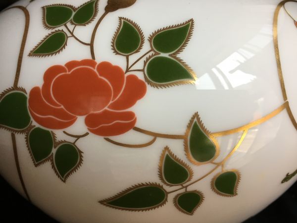 宮内庁御用達 大倉陶苑 白磁金彩薔薇絵 壺 大倉陶園 宮内庁御用達 大倉陶苑 白磁金彩薔薇絵 壺 大倉陶園