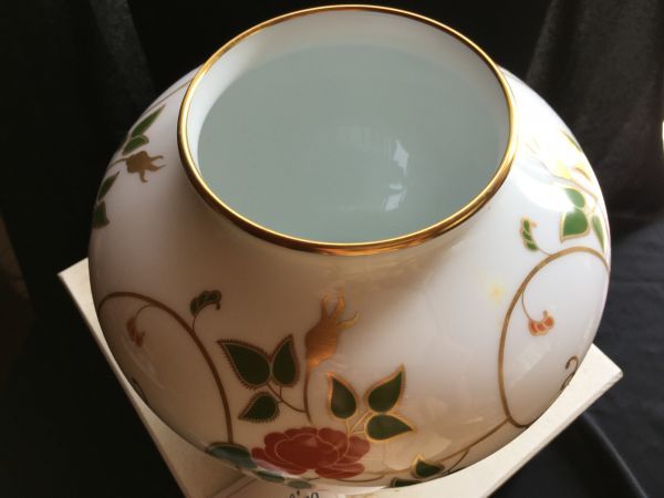 宮内庁御用達 大倉陶苑 白磁金彩薔薇絵 壺 大倉陶園 宮内庁御用達 大倉陶苑 白磁金彩薔薇絵 壺 大倉陶園