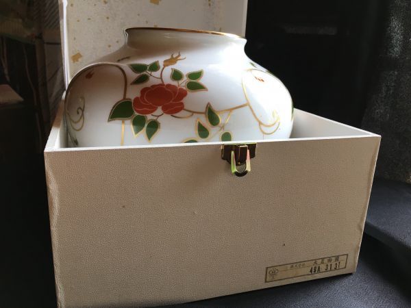 宮内庁御用達 大倉陶苑 白磁金彩薔薇絵 壺 大倉陶園 宮内庁御用達 大倉陶苑 白磁金彩薔薇絵 壺 大倉陶園