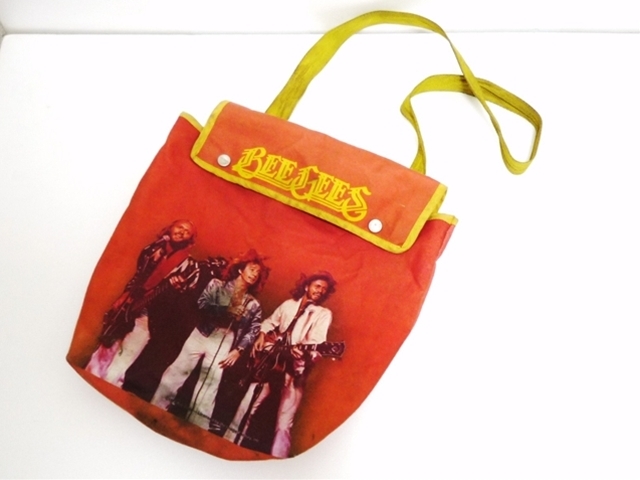 1978年 ビージーズ BEEGEES フォトプリント ショルダーバッグ キャンバス地 カバン Bag オレンジ×黄色 斜め掛け イギリスグループ
