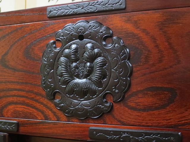 美品 伝統工芸 欅材 拭き漆塗 南部鉄金具 牡丹紋様 民芸 岩谷堂箪笥