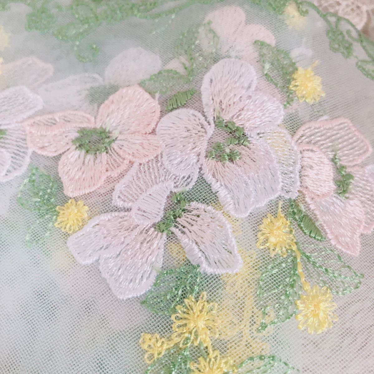 薄緑生地　上品な花刺繍チュールレース　1m