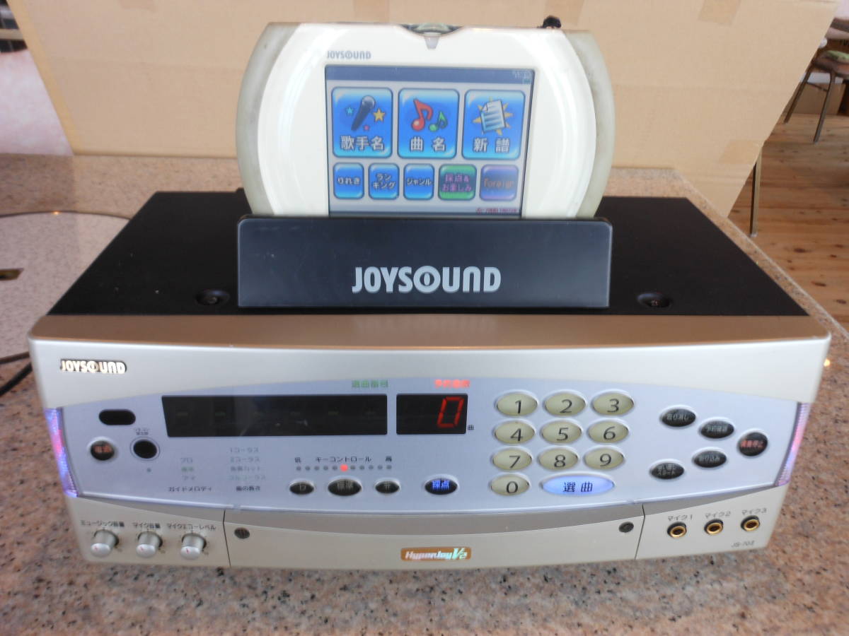 家庭歌曲卡拉OK·最近的曲調進入今年6月·JOYSOUND·JS - 70 II·JR - 100s navi套裝，帶快速表的最新版本·帶安全性 原文:家庭用カラオケ・今年6月中までの最新曲入り・JOYSOUND・JS-70 Ⅱ・JR-100s ナビセット、最新版早見表付き・保障付き 