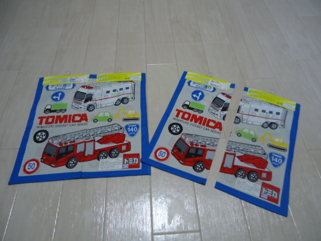 ４枚セット◆日本製 トミカ ハンカチ◆救急車 消防車 はたらく働く車◆新品未使用品_左：ハンカチを広げた時の柄です