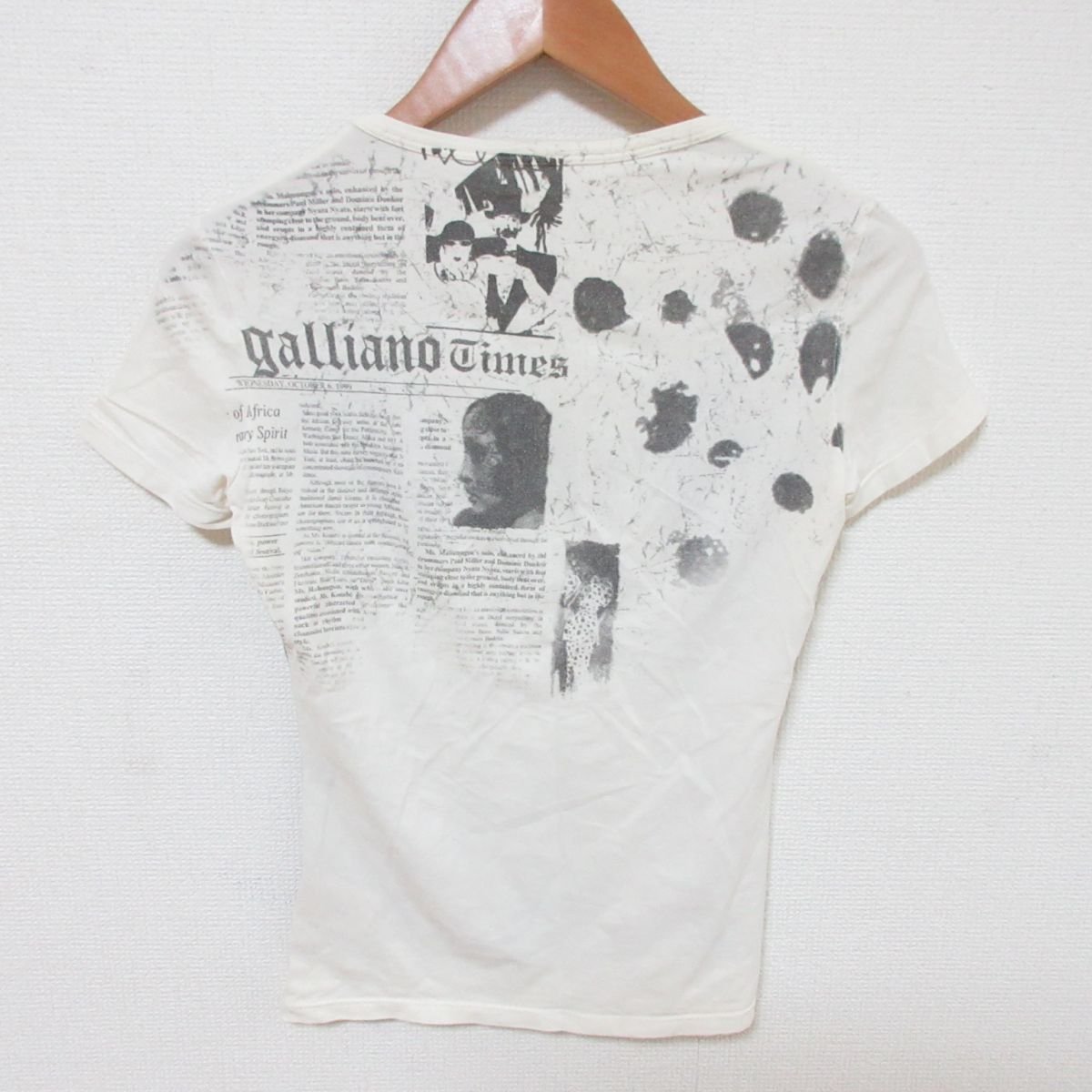 美品 galliano ジョンガリアーノ アーカイブ ニュースペーパープリント コサージュ付き 半袖 Tシャツ カットソー サイズS 白 ホワイト_画像2