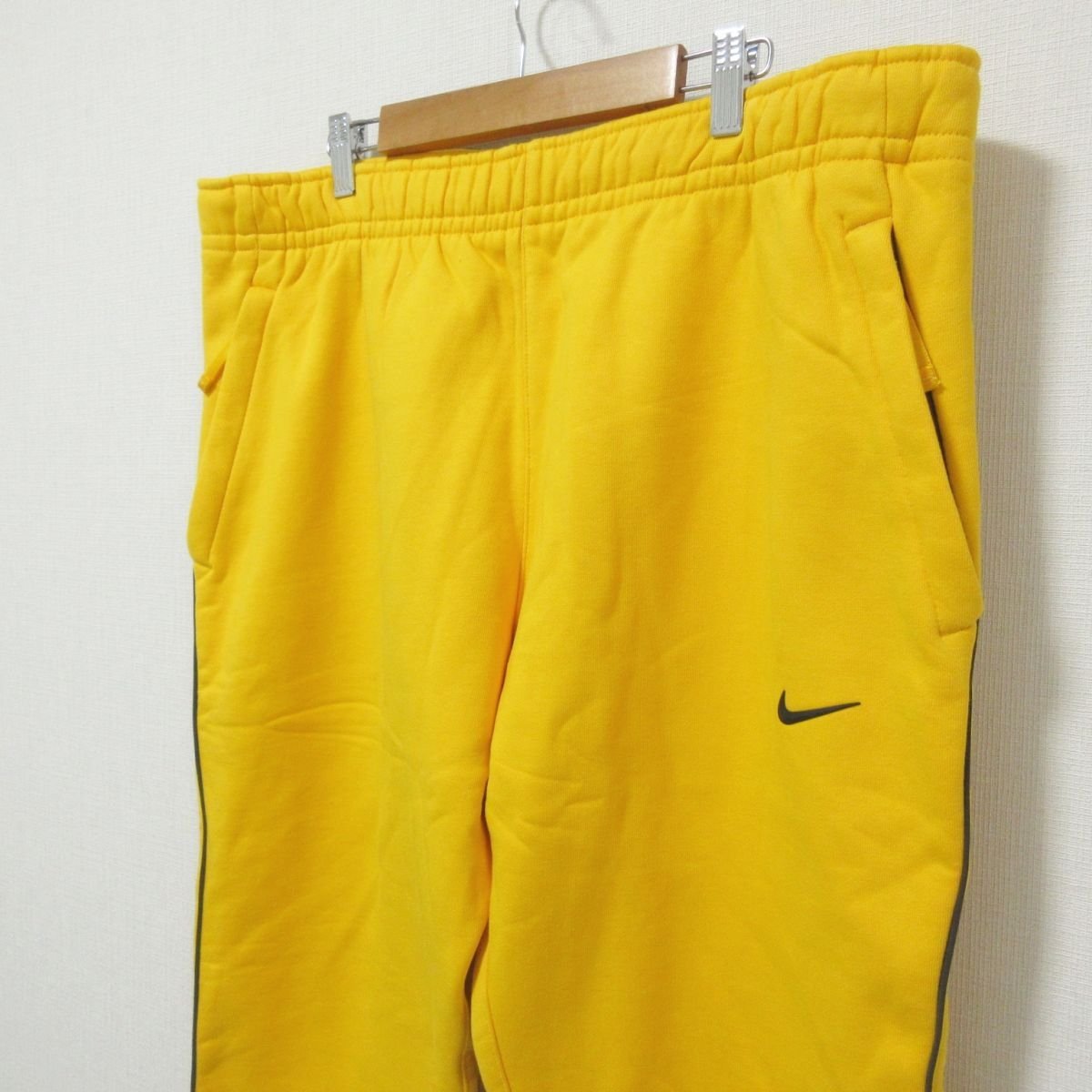 美品 20AW NIKE × DRAKE ナイキ NOCTA NRG AU FLEECE PANT UNIVERSITY GOLD 裏起毛 スウェットパンツ DA3935-739 XL イエロー 604_画像4