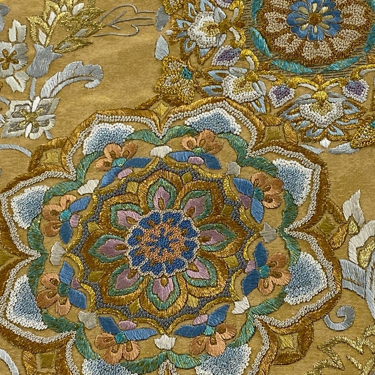 袋帯 美品 逸品 華文 花唐草 金銀糸 刺繍 金色 六通 正絹