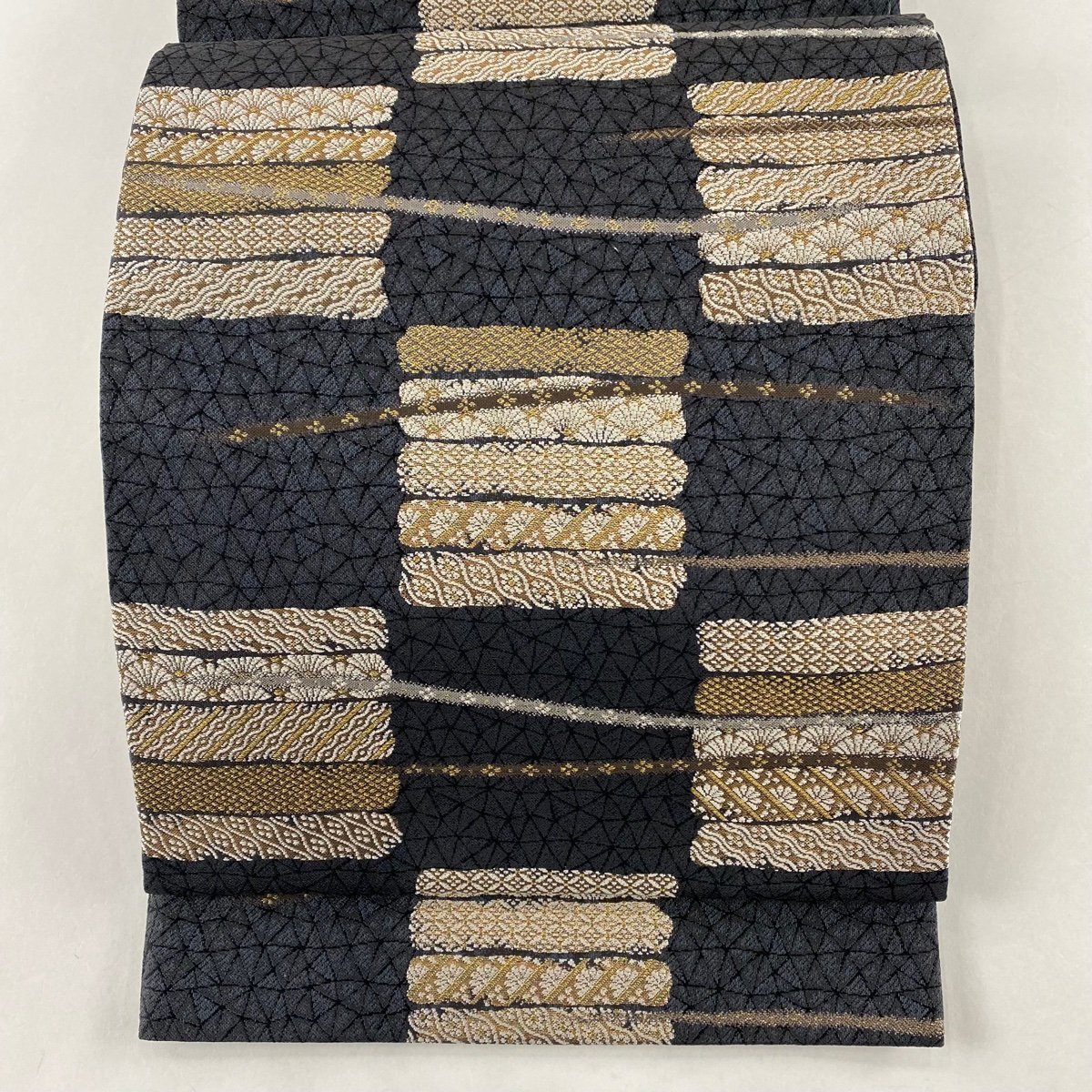 袋帯 美品 名品 有職文様 幾何学 箔 墨色 六通 正絹 【中古】 | pieter