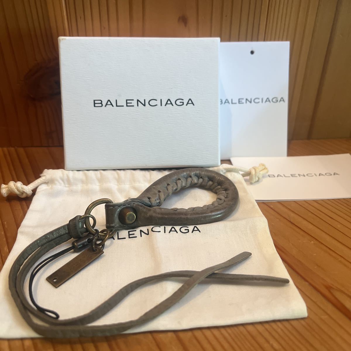 【新品未使用】BALENCIAGA バレンシアガ　チャーム　キーリング　レザー　オリーブ　カーキ_画像1