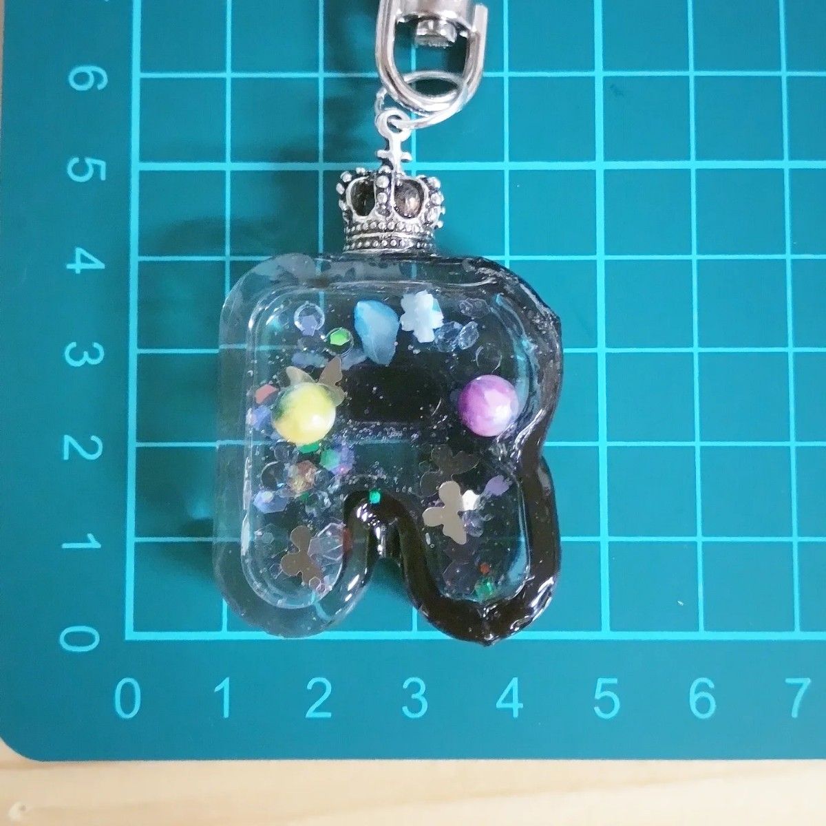 No29 シャカシャカキーホルダー　イニシャルR レジン　ハンドメイド　キャンディジェイド