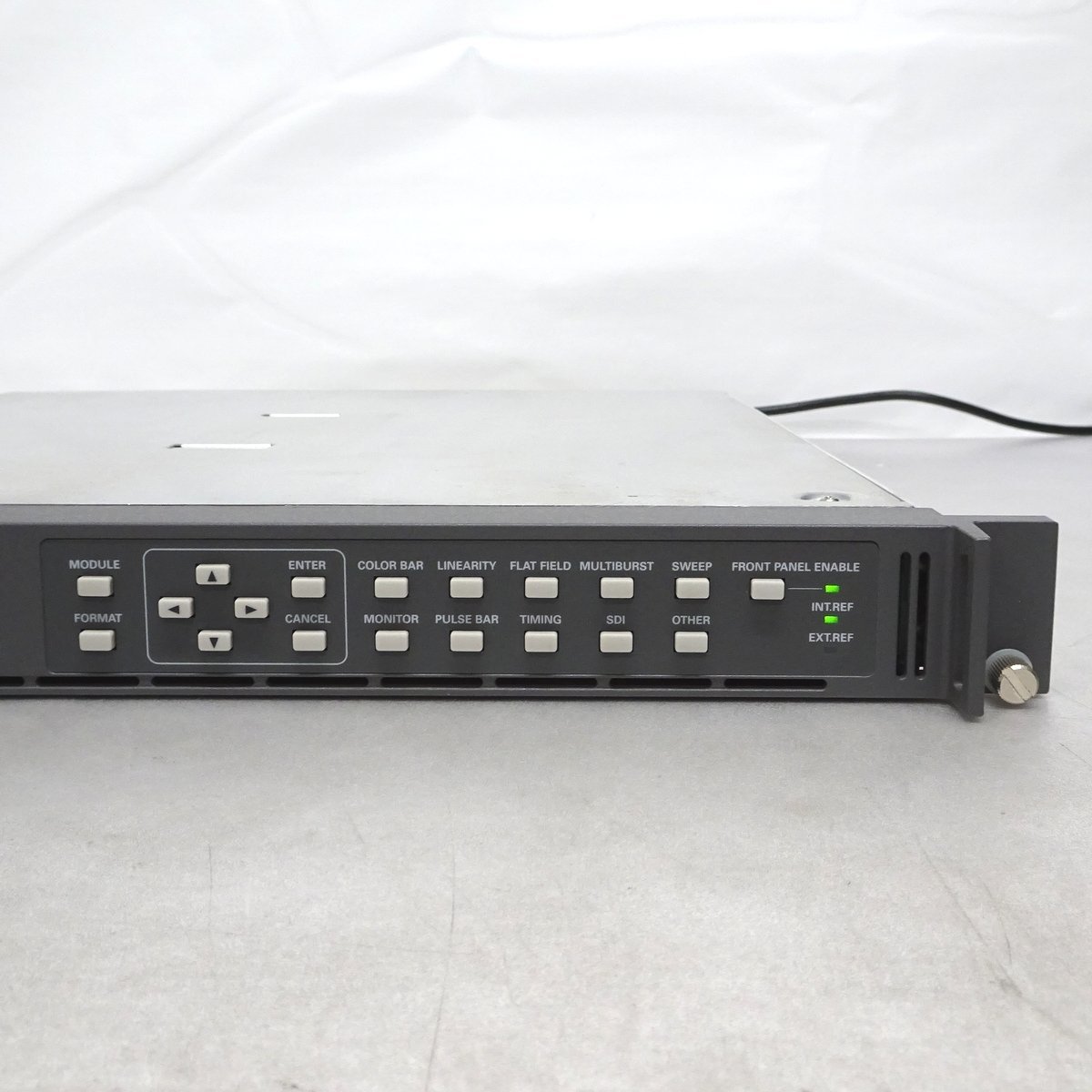 Tektronix TG700 シグナルジェネレーター（モジュールなし）【中古品/DIAGNOSTICS-PASS】#351414_画像2