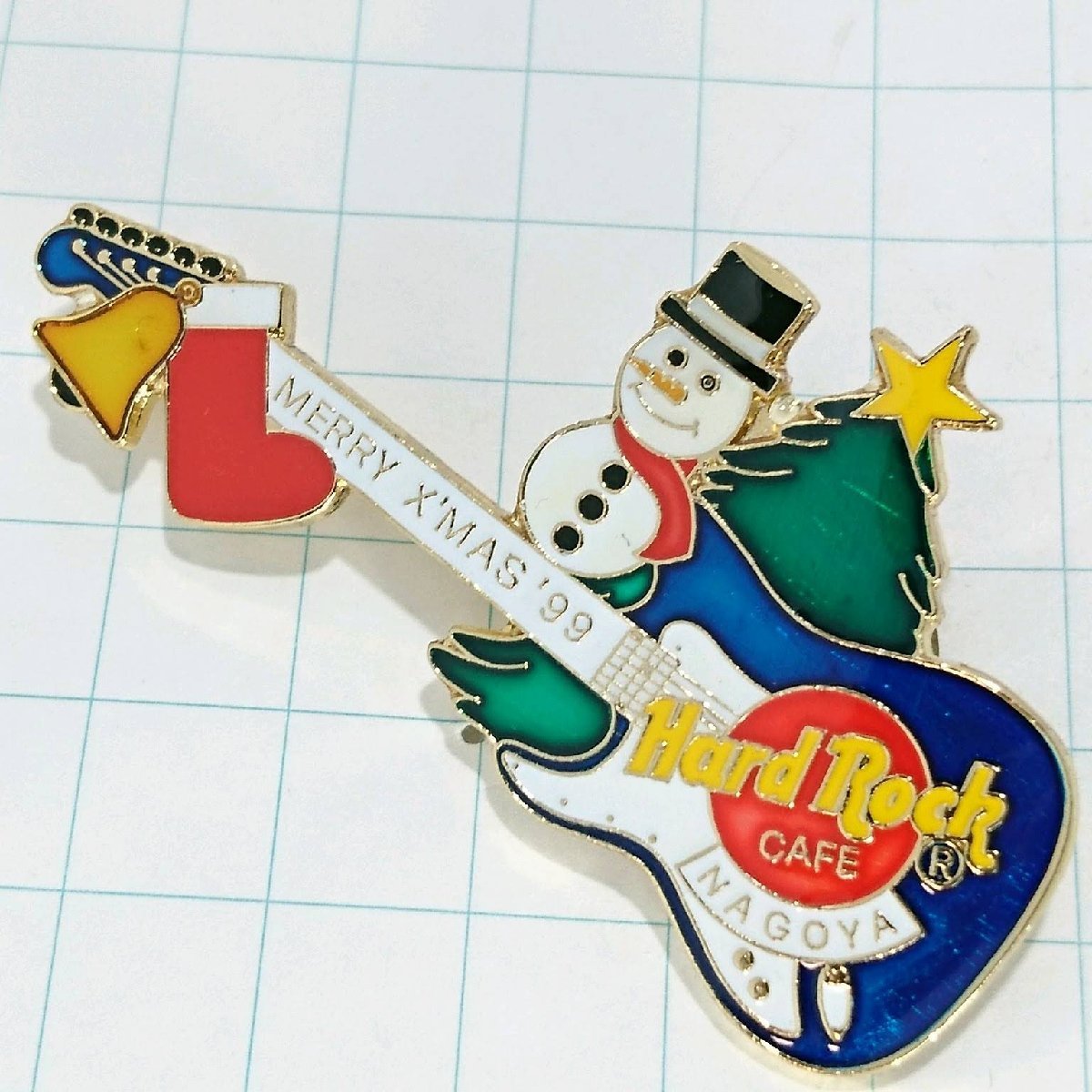 送料無料)Hard Rock Cafe ギター スノーマン ハードロックカフェ ピンバッジ PINS ブローチ ピンズ A17287_画像1