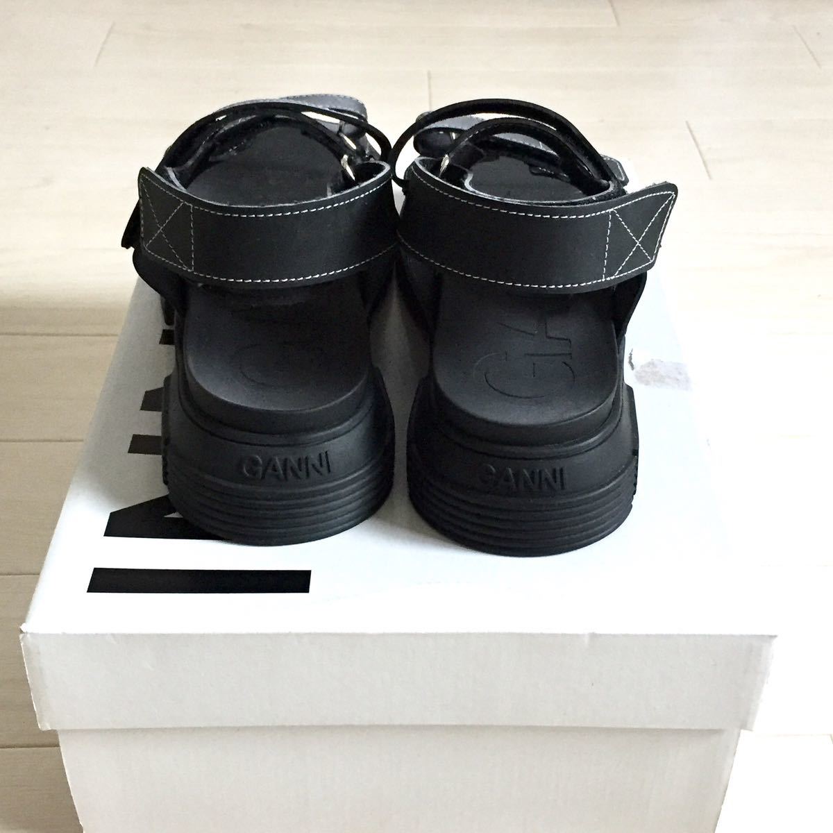 新品 GANNI ベルクロストラップ 厚底ラバーサンダル | inmarco.ae