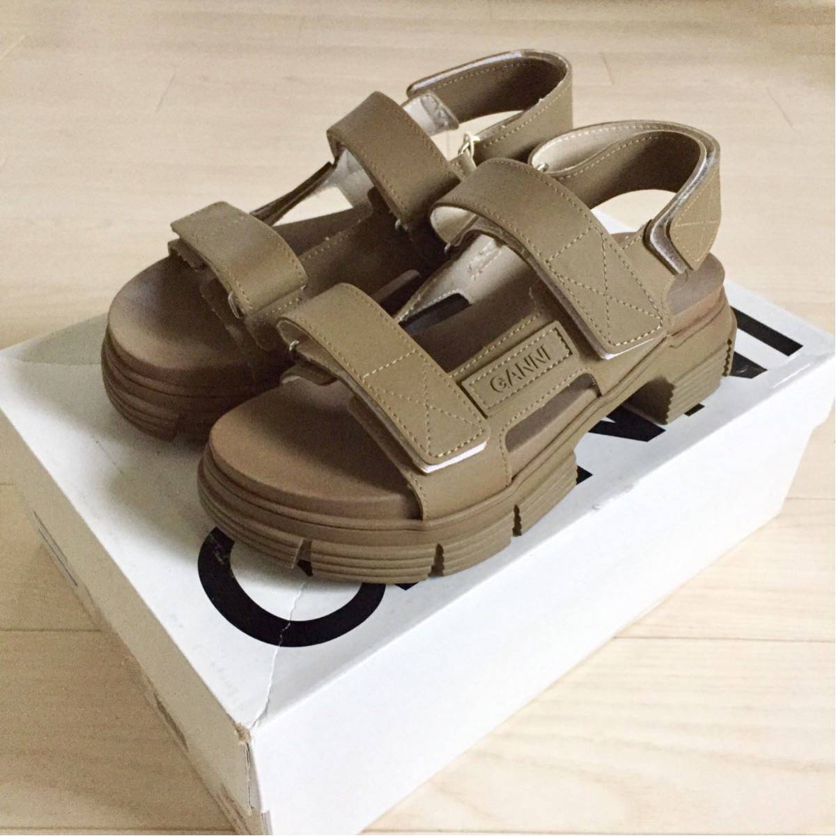新品 GANNI ベルクロストラップ 厚底サンダル | elearning.fannyroque.fr
