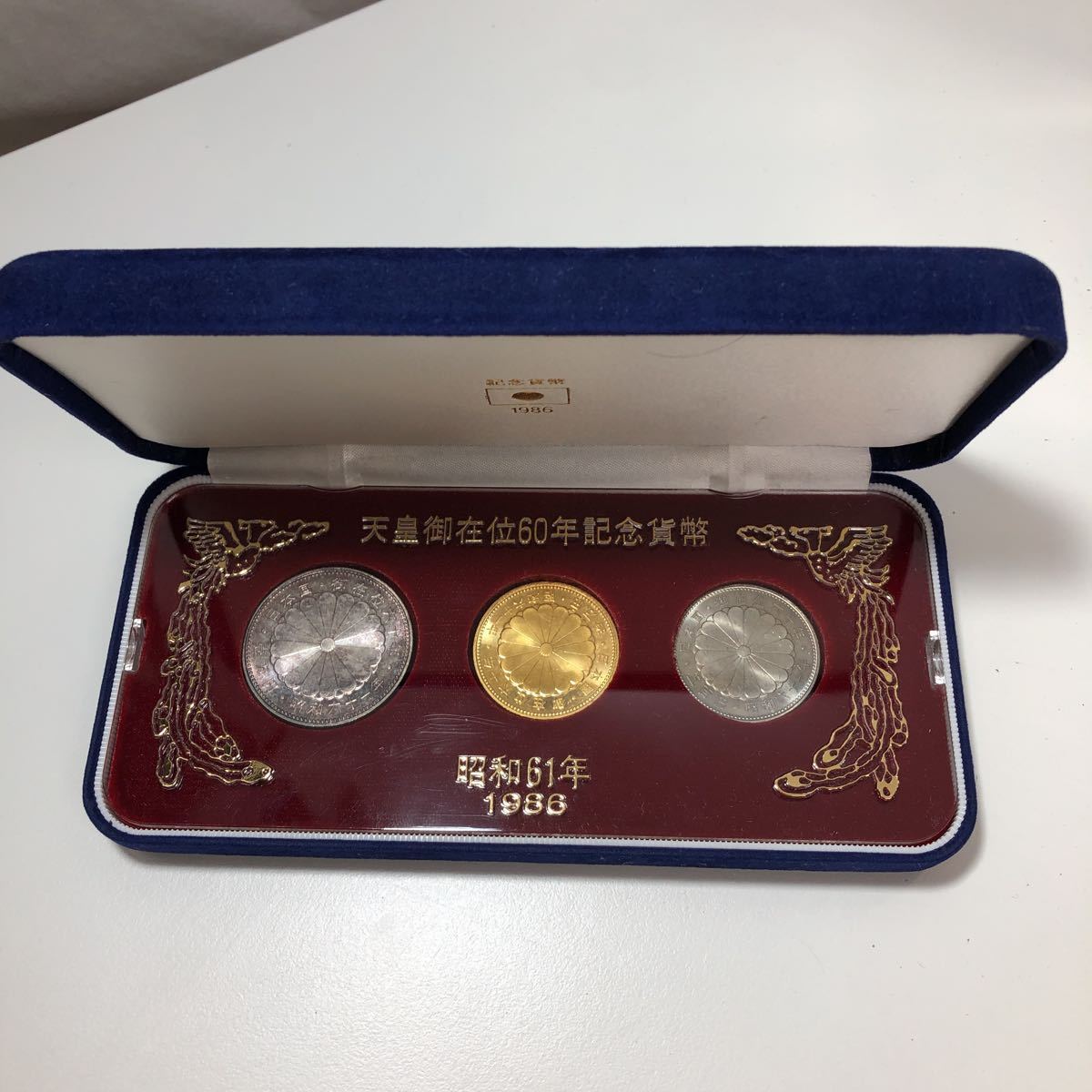 Yahoo!オークション - 天皇陛下御在位60年記念貨幣 ケース付き Yahoo!オークション - 天皇陛下御在位60年記念貨幣 ケース付き