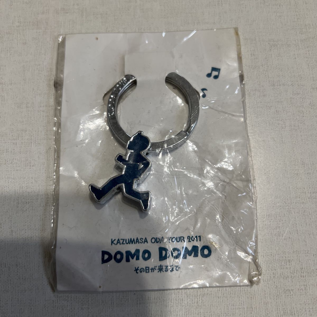 小田和正 ツアーグッズ DOMO DOMO その日が来るまで キーホルダー(紺色)_画像1