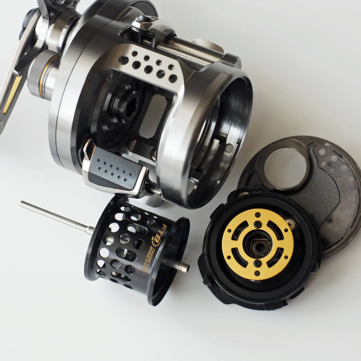 美品】シマノ ベイトリール 17カルカッタコンクエストBFS HG-L 左
