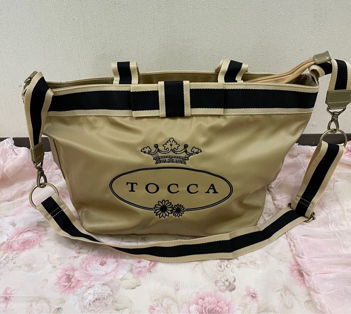 美品　TOCCA トッカ　2wayショルダー　マザーズバッグ　大容量　リボン　ベージュ　ゴールド