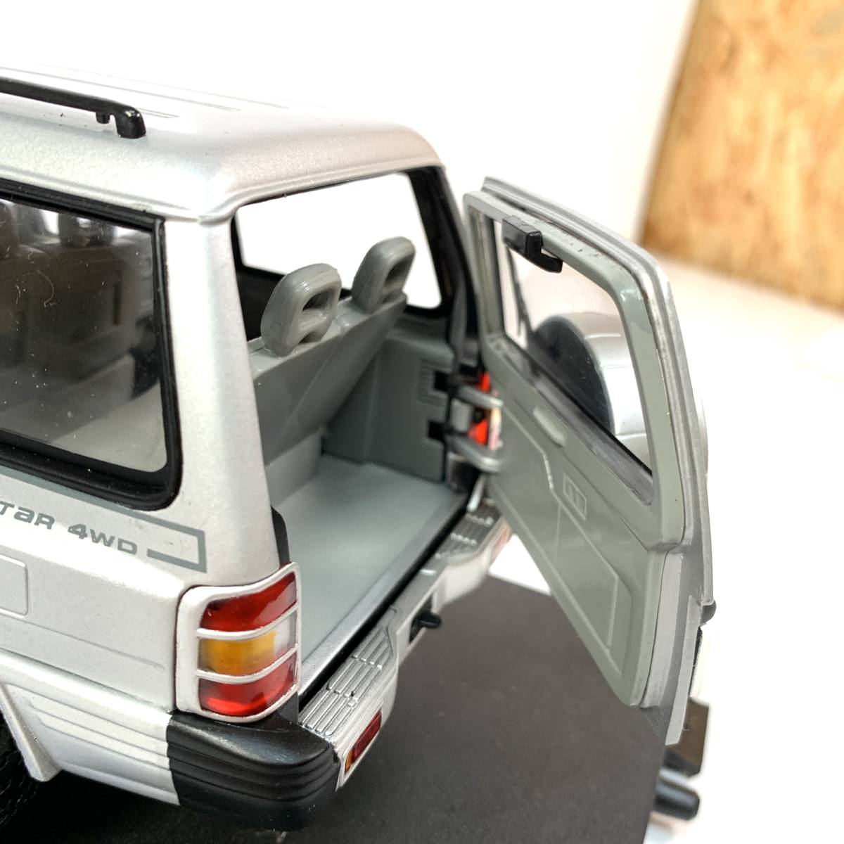 MITSUBISHI PAJERO 1/18 DIE CAST コレクション Sun Star製 ミニカー/自動車/外箱付き ※左ミラー 破損 折れ の画像6