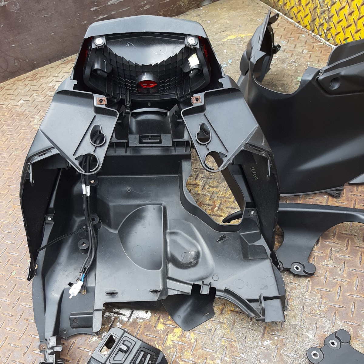 ヤマハ シグナス RAY-ZR 125 外装パーツ セット item details ヤマハ シグナス RAY-ZR 125 外装パーツ セット item details