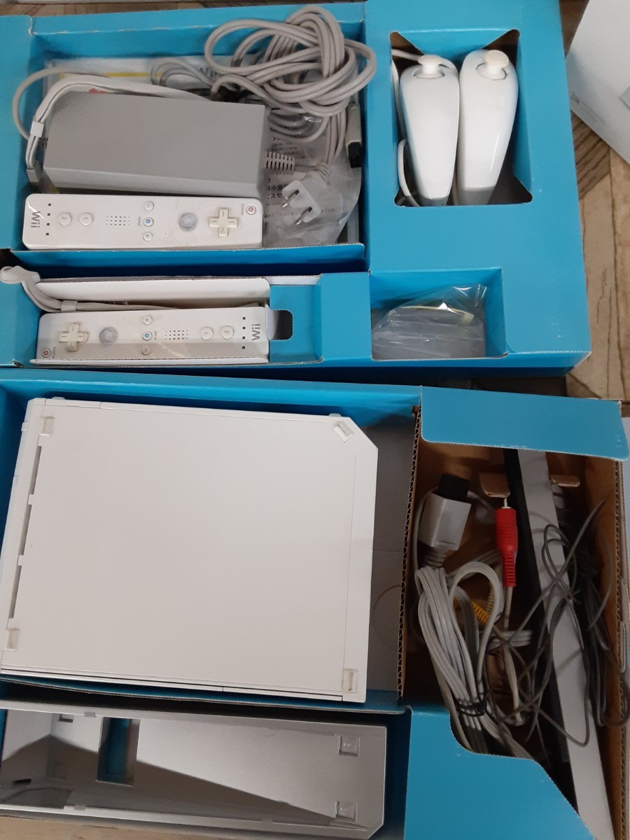う1】任天堂 Wii 本体 コントローラー ２本　ホワイト　白 箱付き ゲーム 周辺機器　アクセサリ　現状_画像2