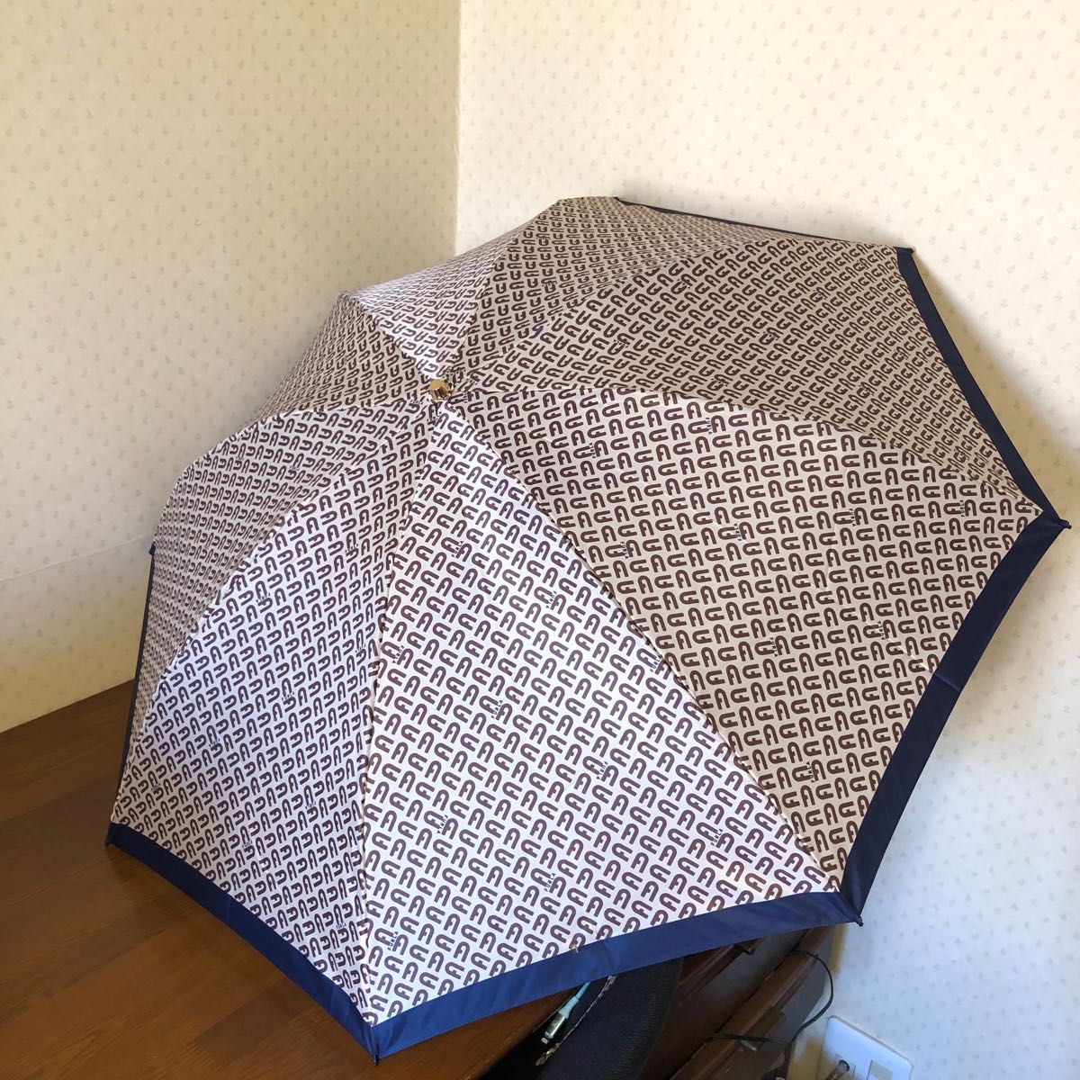 ★新品・タグ付き★フルラ FURLA 折りたたみ 晴雨兼用 雨傘 紫外線防止加工 UV加工 ロゴ柄モノグラム ベージュ×ネイビー
