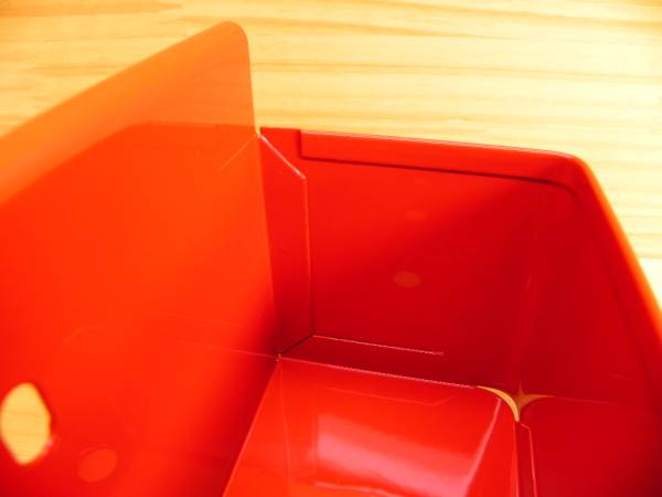 スプレー缶 ホルダー 赤（ロールキャブ用） 無印上質品_厚めの鉄板を、綺麗に折り曲げ加工！