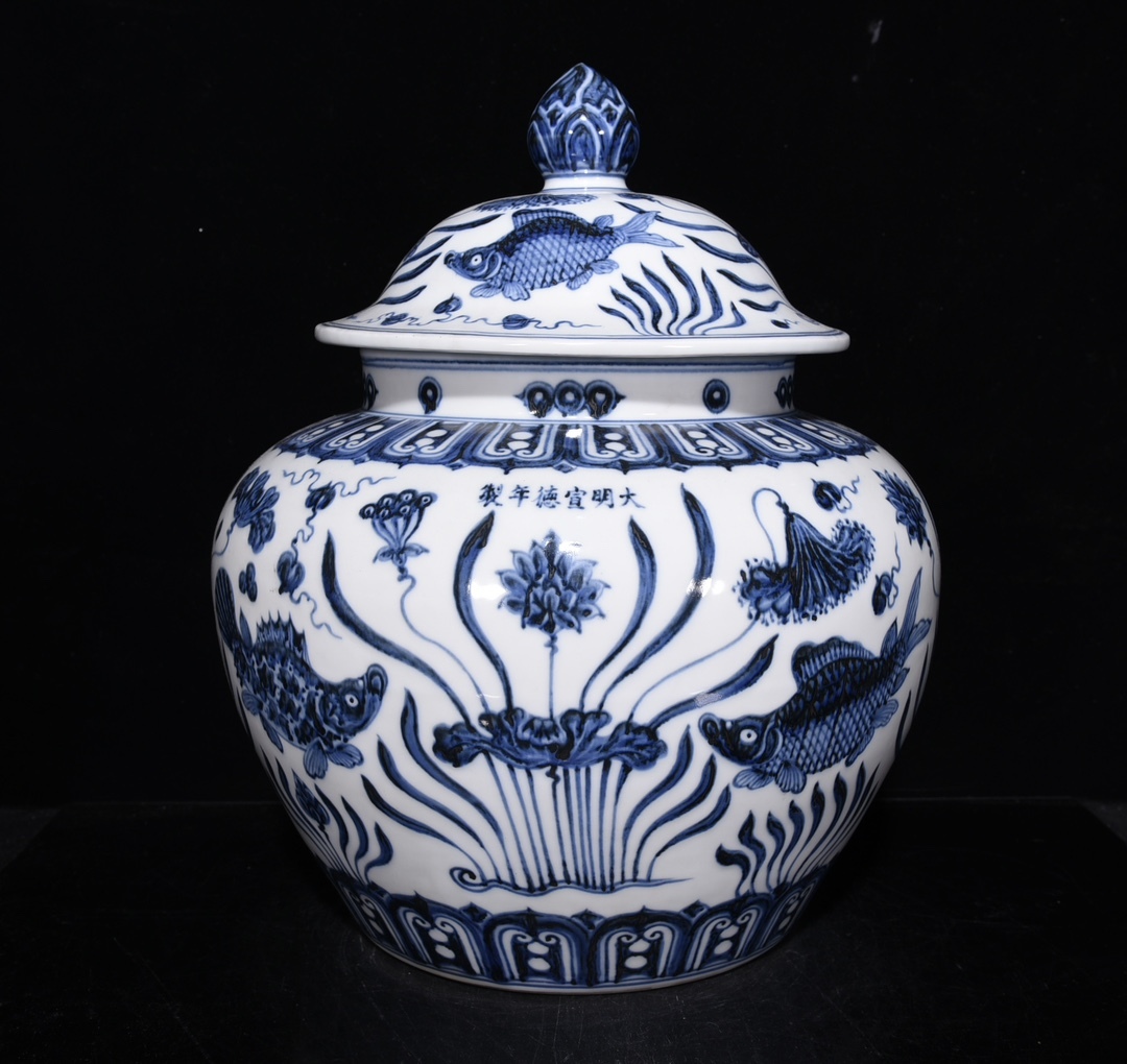 ◆旧蔵◆古美術 中国古玩 大明宣徳年製款　青花　荷叶魚藻紋盖罐　時代物 AT08
