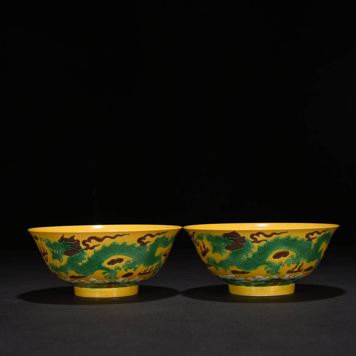 ◆旧蔵◆古美術 中国古玩 大清光緒年製款　素三彩　黄地 雕刻龍紋碗―對　時代物 A33