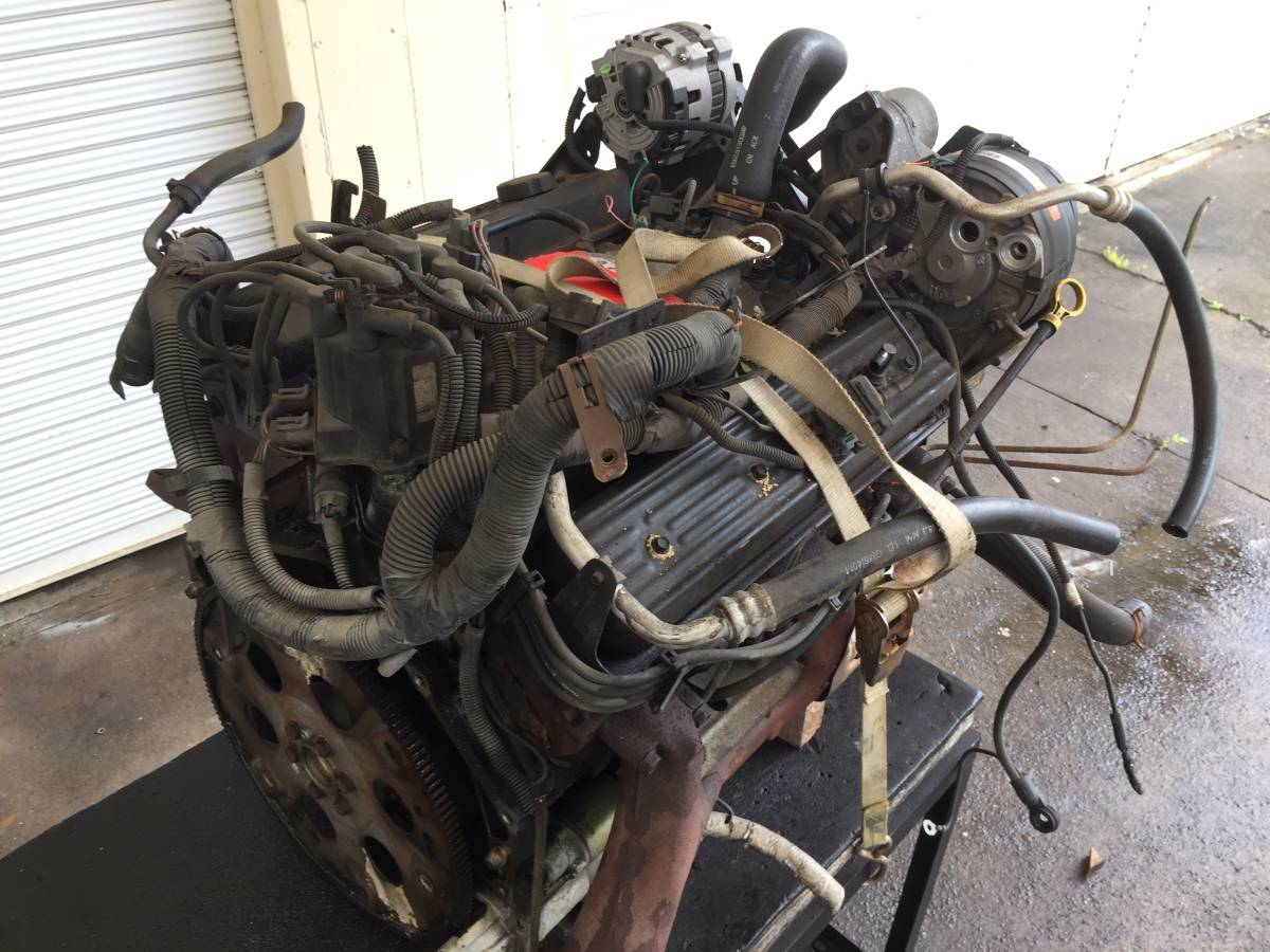  limited time large price decline sale [ in voice correspondence possible ]GMC Suburban 1995 engine body engine good condition oil leak have Tahoe 1994 1993 1992 96 97