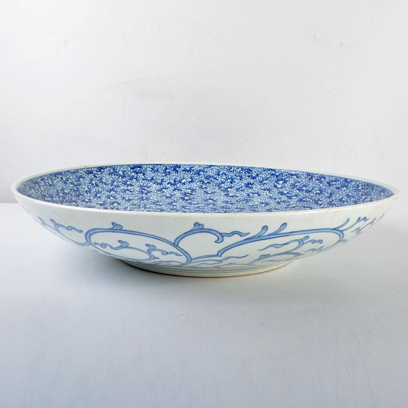 伊万里焼古伊万里 染付 総花唐草文 飾皿 大皿 大明成化年製銘 M R4605B