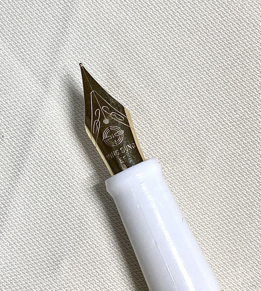 カジュアル万年筆　ホワイト　クラシックデザイン　フォーマル　筆記具　ペン　コンバーター付(455)_画像3