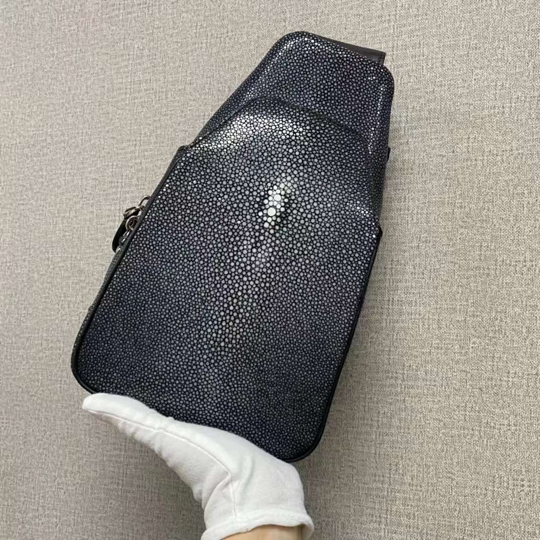 【オープニングセール】 アカエイ エイ革 光沢感あり!スティングレイ ガルーシャズ メンズバッグ スリングバッグ アウトドア 大容量 ボディバッグ 斜め掛け ボディバッグ 【オープニングセール】 アカエイ エイ革 光沢感あり!スティングレイ ガルーシャズ メンズバッグ スリングバッグ アウトドア 大容量 ボディバッグ 斜め掛け ボディバッグ