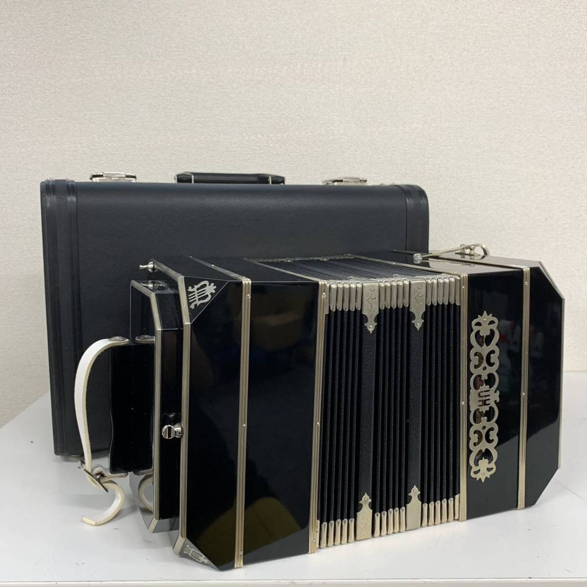 【Id1】 希少 レア Uwe Hartenhauer UH142 バンドネオン Bandoneon UH 142 ハードケース付き 467-1