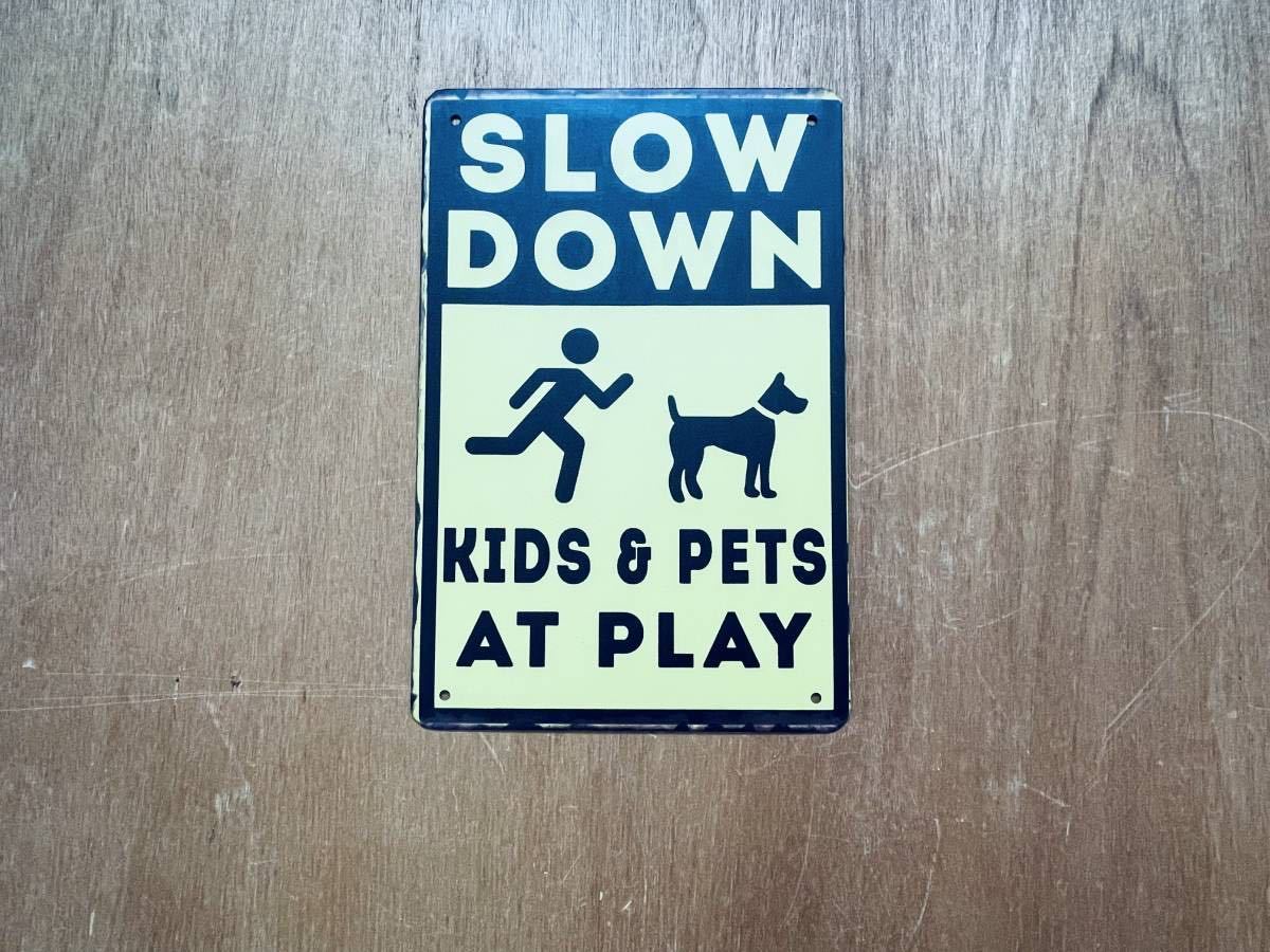 ブリキ看板 20×30㎝ SLOW DOWN KID＆PETS AT PLAY 減速 スピードダウン お子様 注意 子供 アメリカン インテリア 新品 PRO-069 _画像7