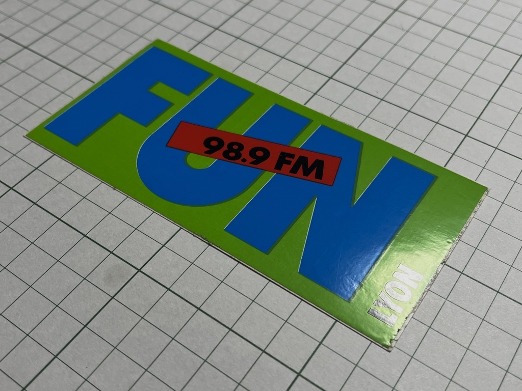 外国 古いステッカー：FUN 98.9 FM ラジオ LYON ビンテージ +Eb_画像2