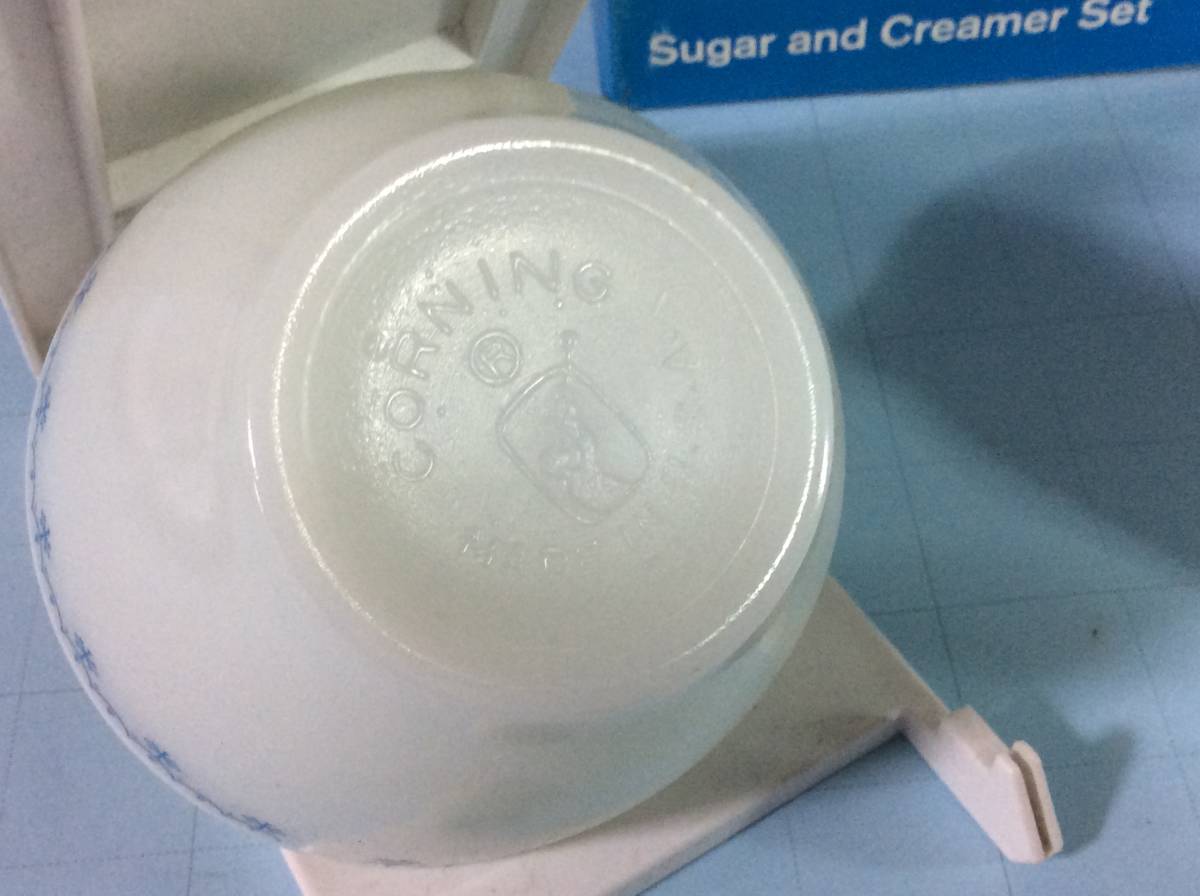 [ in box / unused /OLD PYREX] Pyrex / snow flakes / sugar pot & creamer / Vintage / milk glass 