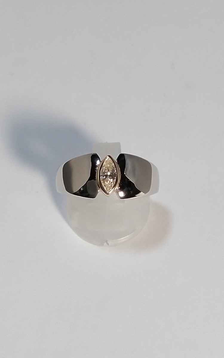 人気新品 Pt900/K18YGコンビダイヤリング！0.25ct.。ユニセックス感