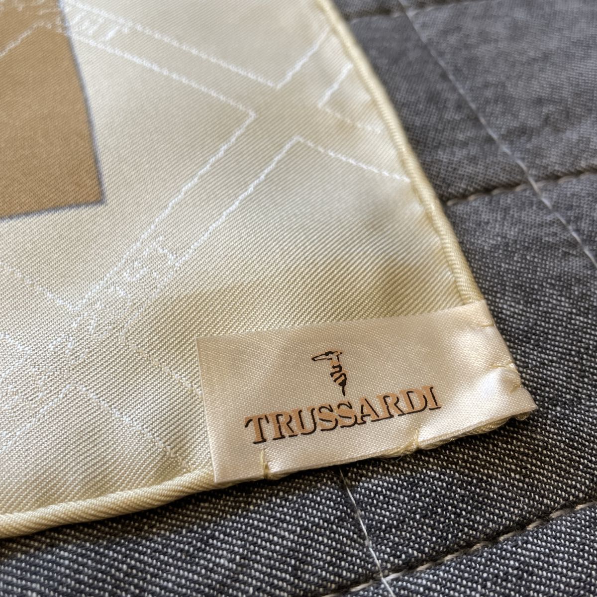 TRUSSARDI トラサルディ ヴィンテージ 大判 シルクスカーフ ベージュ系 ロゴ