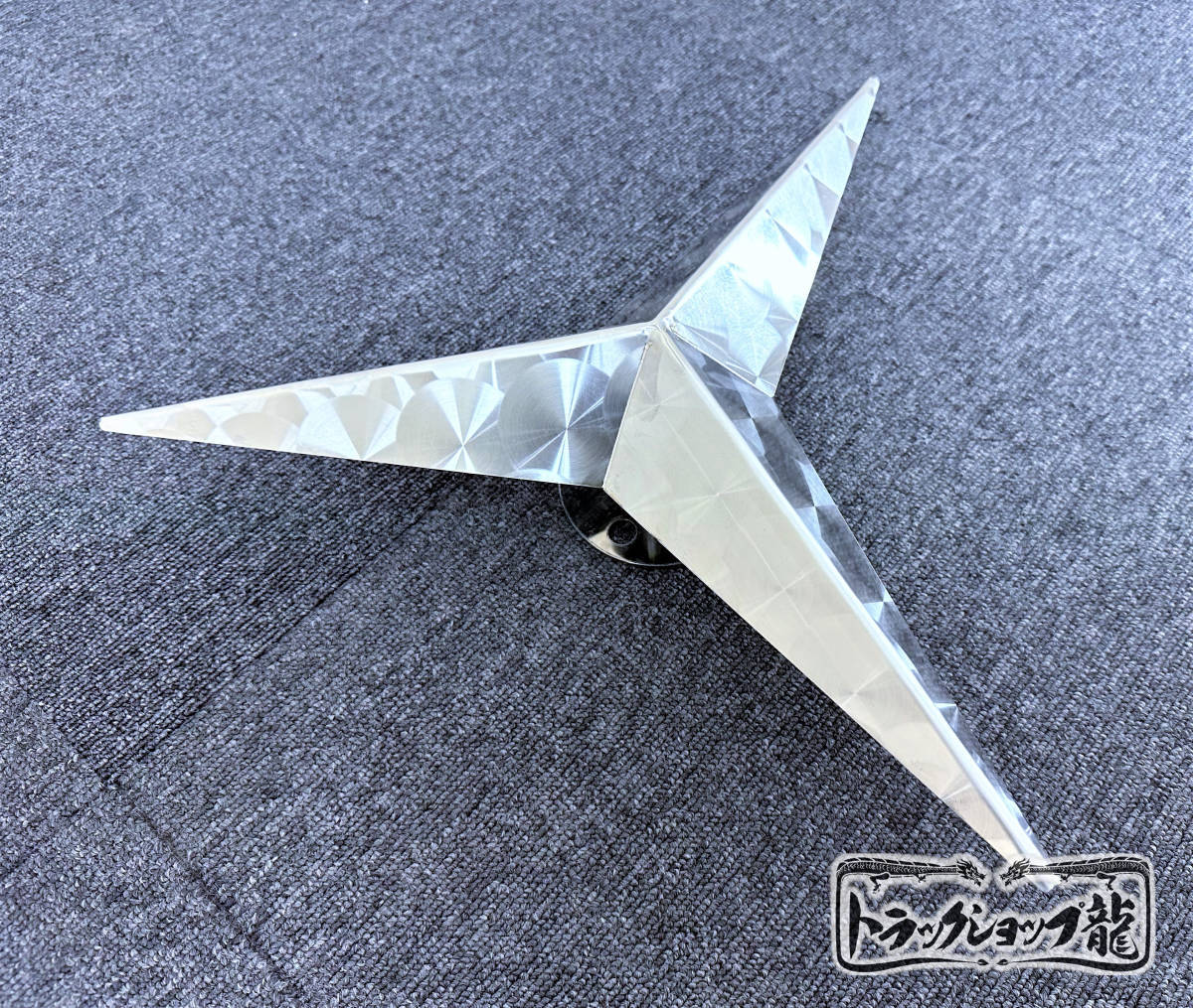 新品即納!22.5インチ 鱗柄 ホイール スピンナー ベンツ型 高さ150mm 4
